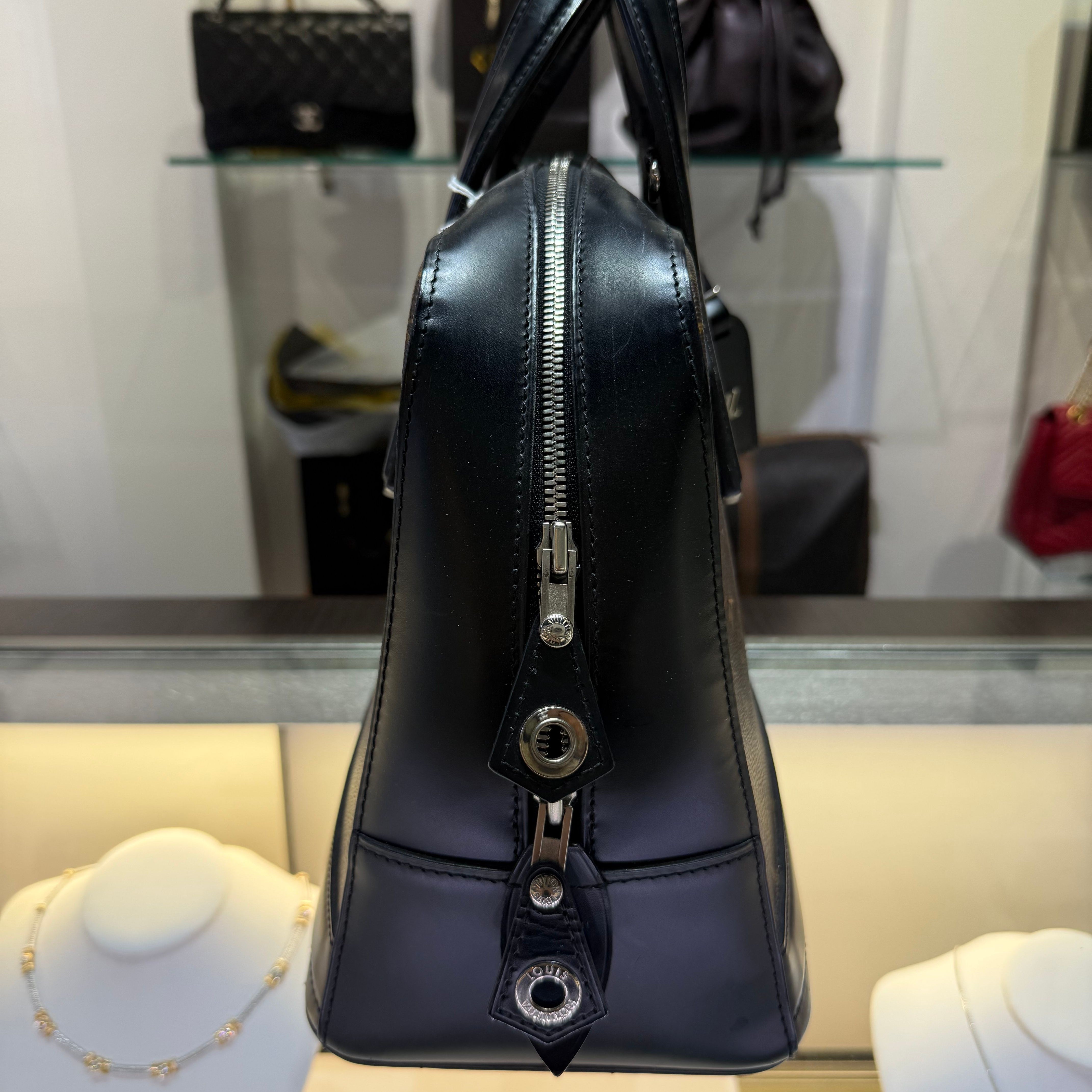 Louis Vuitton Monogram Dora Mm Handbag