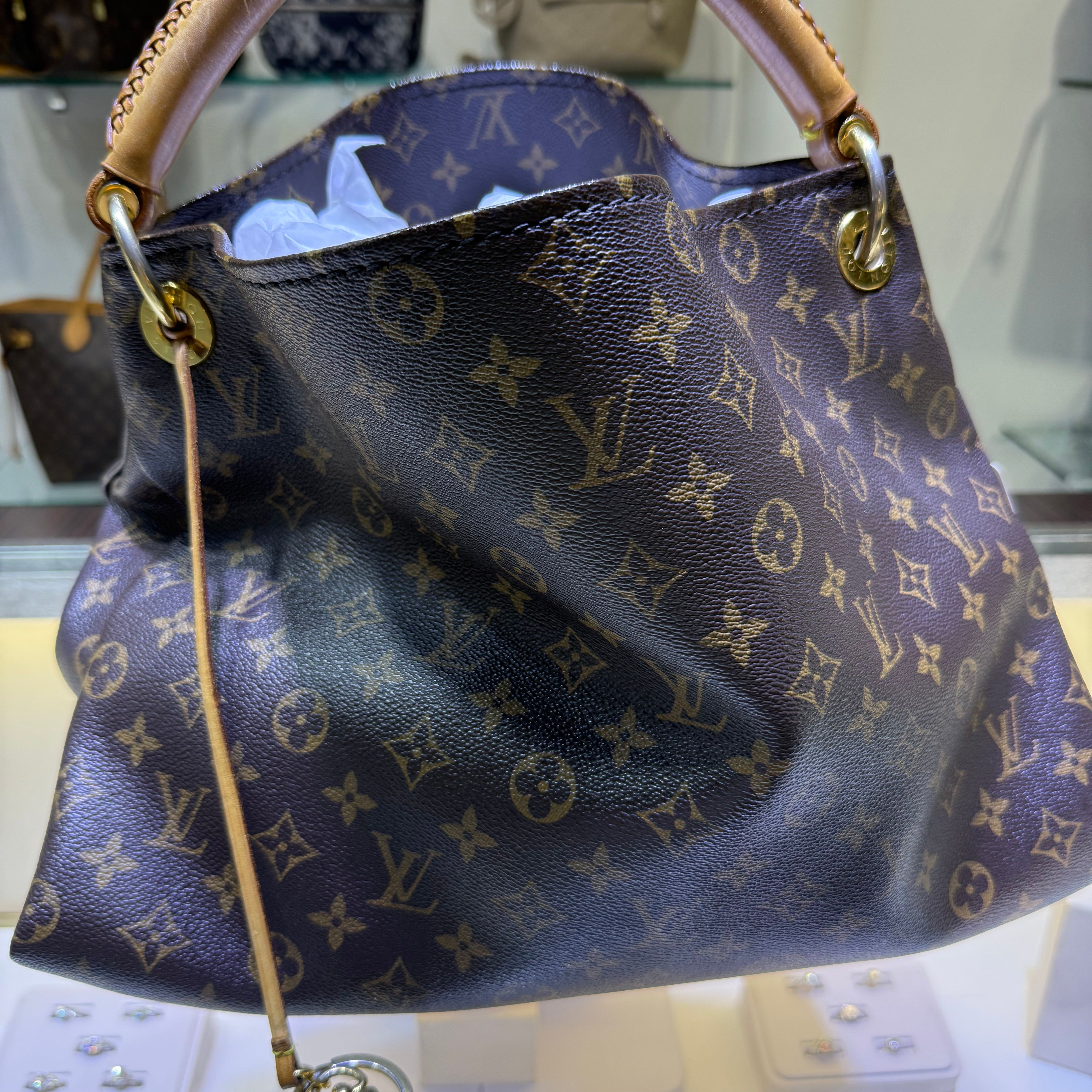 Louis Vuitton Artsy Mm Monogram Handbag